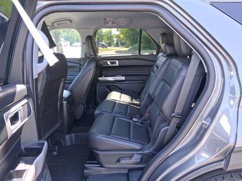 Used 2023 Ford Explorer XLT w/ Equipment Group 202A AWD/4WD image 19