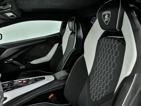 Used 2024 Lamborghini Revuelto image 30