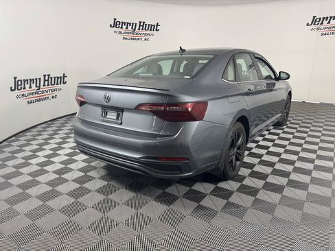 Used 2023 Volkswagen Jetta SE w/ Panoramic Sunroof Package image 9