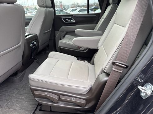 Used 2023 GMC Yukon SLT w/ SLT Luxury Package image 17