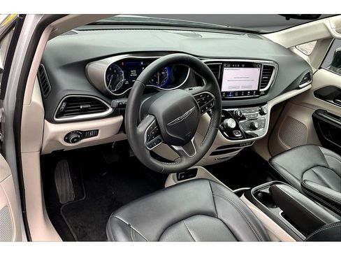 Certified 2024 Chrysler Pacifica Touring-L FWD image 16