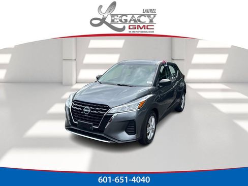 Used 2023 Nissan Kicks S image 1