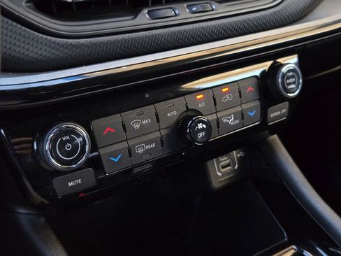 Used 2025 Jeep Compass Trailhawk AWD/4WD image 17