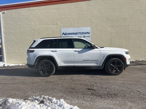 Used 2023 Jeep Grand Cherokee Altitude image 4