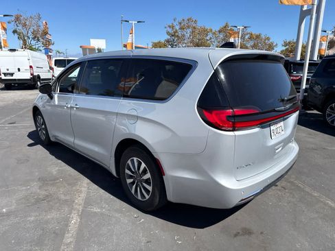 Used 2024 Chrysler Pacifica Limited FWD image 21