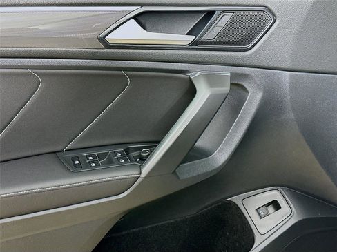 Used 2022 Volkswagen Tiguan SE R-Line image 18