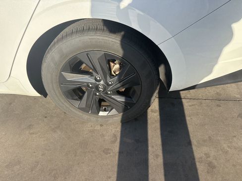 Used 2021 Hyundai Elantra SEL image 11