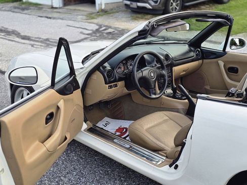 Used 1999 MAZDA MX-5 Miata RWD image 17