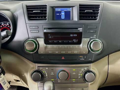 Used 2012 Toyota Highlander SE w/ Tow Pkg image 18