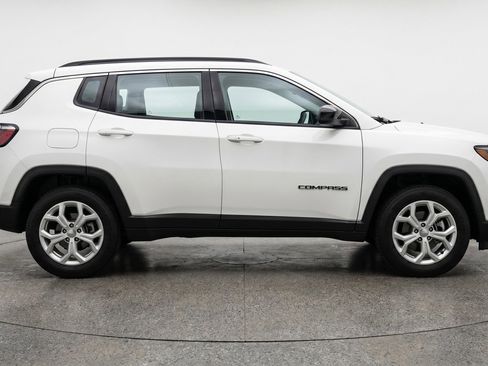 Used 2025 Jeep Compass Latitude AWD/4WD image 11