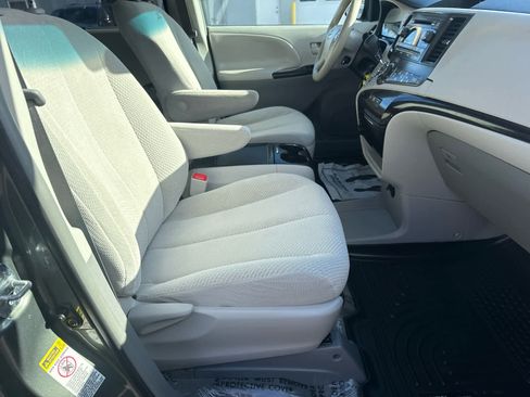 Used 2014 Toyota Sienna LE image 12