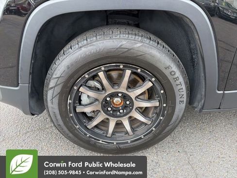 Used 2018 Jeep Cherokee Latitude Plus w/ Comfort/Convenience Group AWD/4WD image 9
