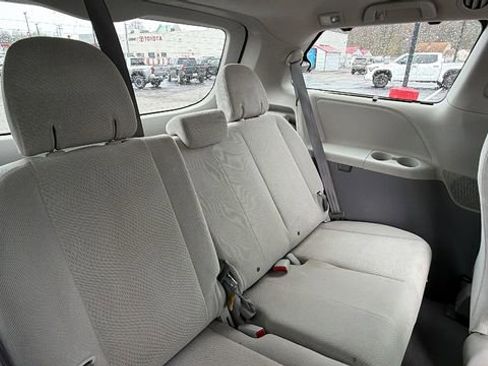 Used 2011 Toyota Sienna LE w/ Towing Pkg FWD image 29