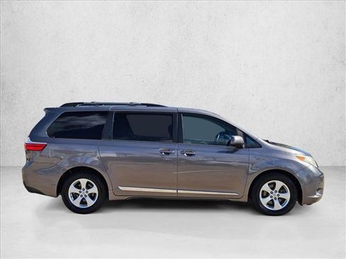 Used 2017 Toyota Sienna LE image 5