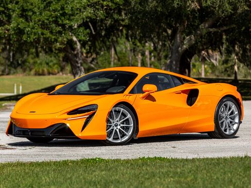 Used 2024 McLaren Artura RWD image 13