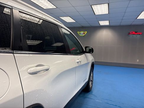 Used 2019 Jeep Cherokee Latitude Plus w/ Travel & Safety Group image 6