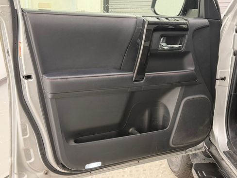Used 2021 Toyota 4Runner TRD Off-Road Premium w/ Moonroof Package AWD/4WD image 18