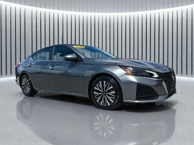 Used 2023 Nissan Altima 2.5 SV FWD image 2
