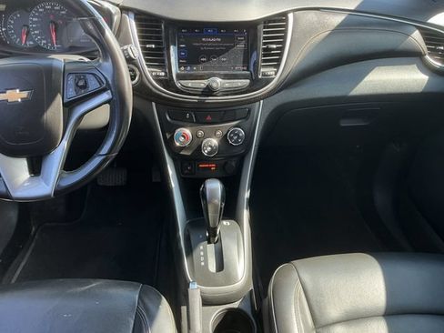 Used 2022 Chevrolet Trax LT w/ Premium Seat Package AWD/4WD image 11