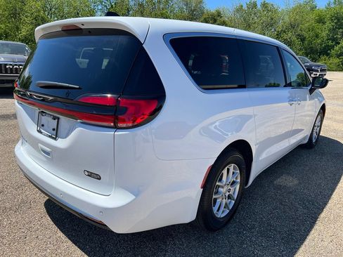 New 2027 Chrysler Pacifica Select FWD image 7