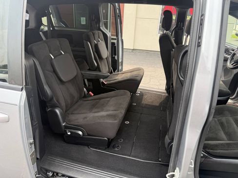 Used 2019 Dodge Grand Caravan SE FWD image 17