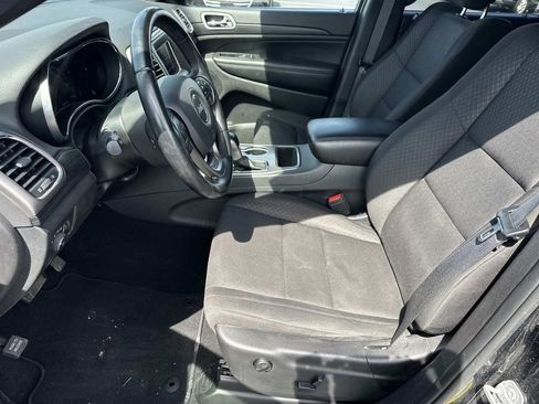 Used 2020 Jeep Grand Cherokee Laredo AWD/4WD image 19