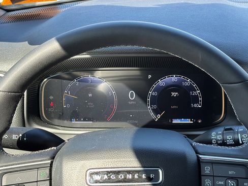 Used 2025 Jeep Wagoneer 4WD w/ Premium Group I image 17