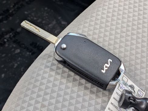 Used 2025 Kia Soul LX w/ LX Technology Package FWD image 36