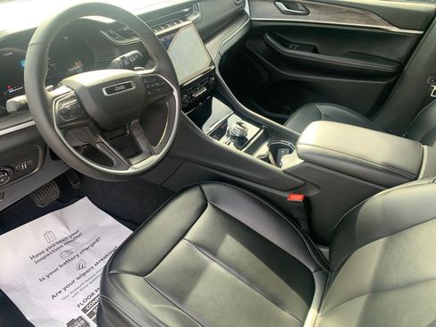 Used 2024 Jeep Grand Cherokee L Limited w/ Black Appearance Package image 9