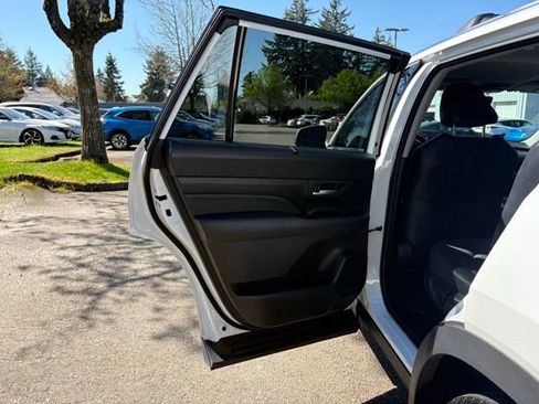 Used 2024 Toyota Grand Highlander XLE AWD/4WD image 12