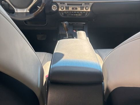 Used 2014 Lexus ES 350 w/ Luxury Package FWD image 26