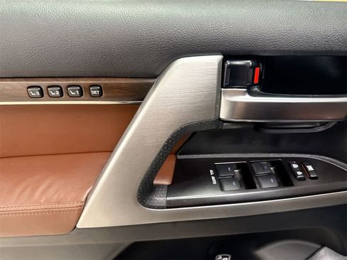 Used 2016 Toyota Land Cruiser image 18