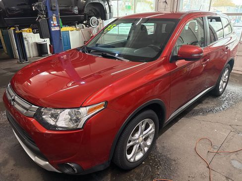 Used 2015 Mitsubishi Outlander SE image 2
