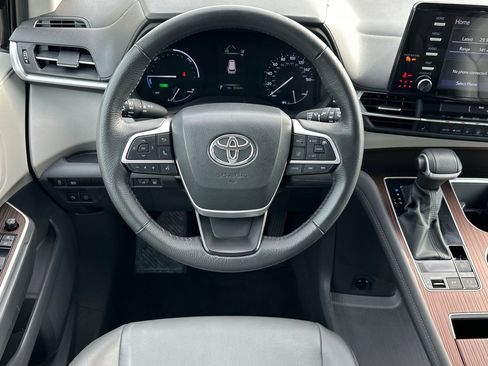 Used 2024 Toyota Sienna XLE image 16