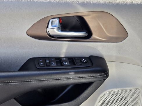 Used 2022 Chrysler Voyager LX FWD image 19