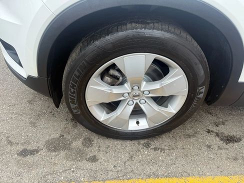 Used 2022 Volvo XC40 T5 Momentum image 9