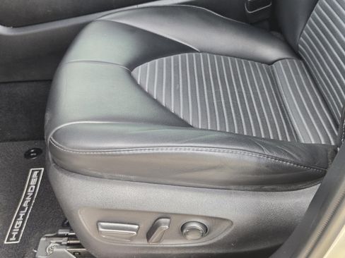 Used 2021 Toyota Highlander XSE FWD image 16