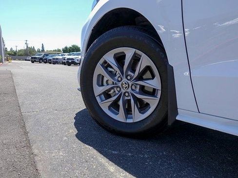Certified 2025 Toyota Sienna LE FWD image 8