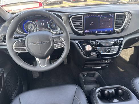 Used 2025 Chrysler Pacifica Select FWD image 7