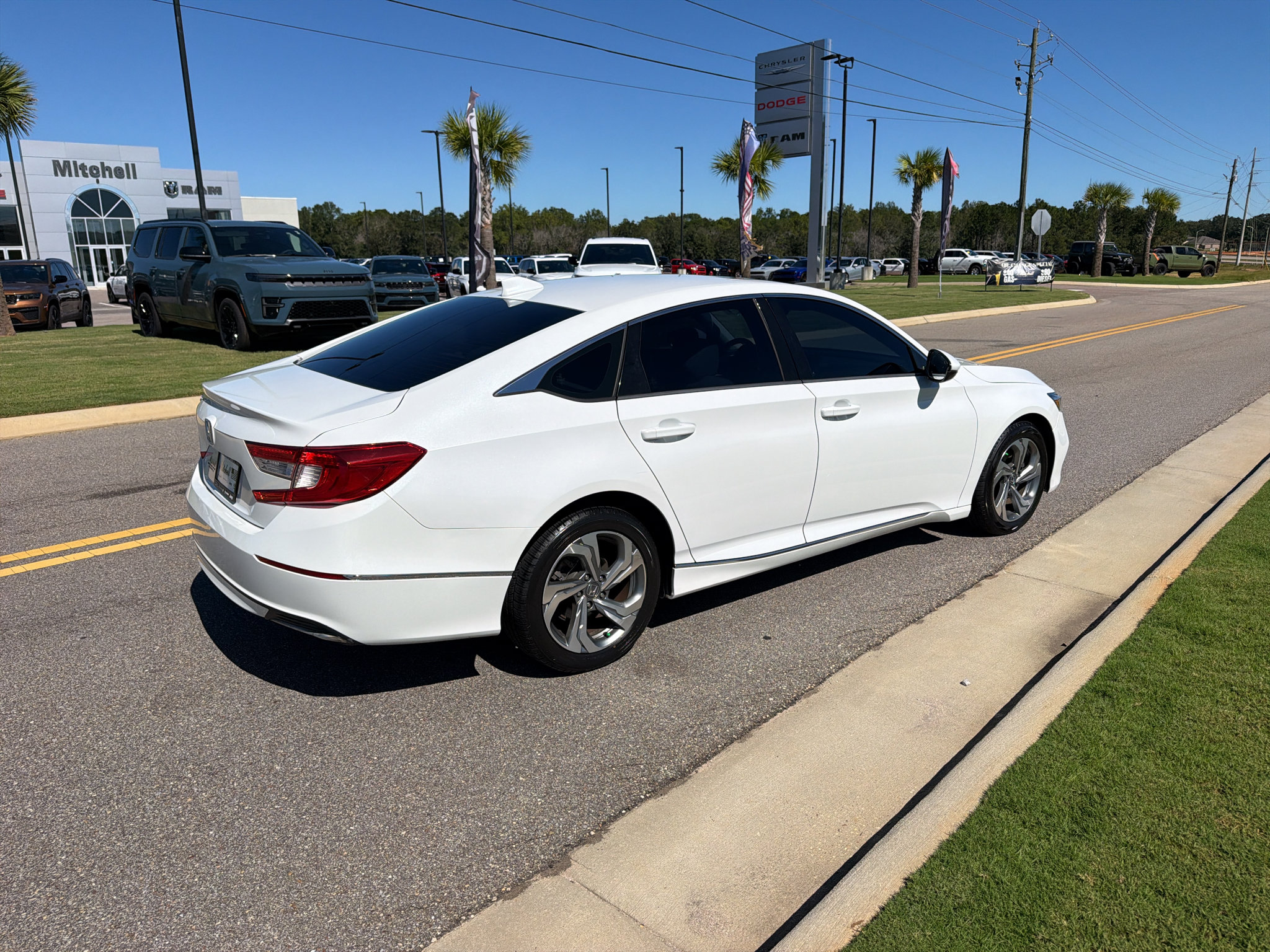 Used 2018 Honda Accord EX-L image 2