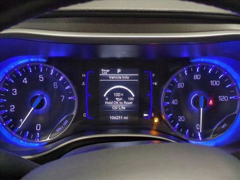 Used 2020 Chrysler Pacifica Touring-L w/ Tire & Wheel Group image 11