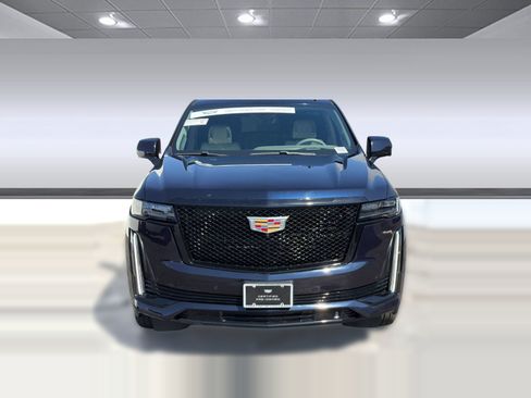 Certified 2022 Cadillac Escalade Sport Platinum w/ Heavy-Duty Trailer Package AWD/4WD image 5