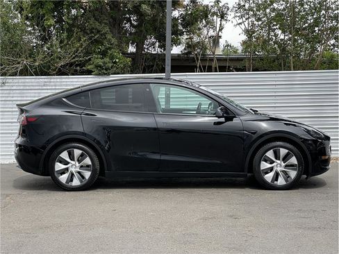 Used 2023 Tesla Model Y Long Range AWD/4WD image 9