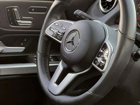 Used 2021 Mercedes-Benz GLB 250 4MATIC w/ Premium Package image 28