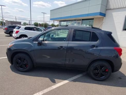 Used 2018 Chevrolet Trax LT w/ LT Convenience Package FWD image 5