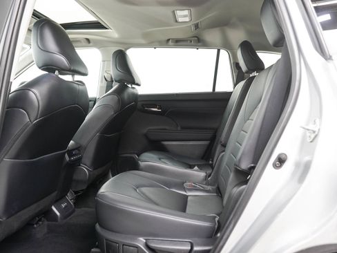 Used 2023 Toyota Highlander XLE AWD/4WD image 16
