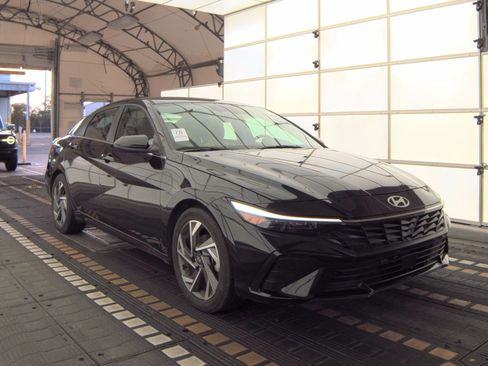 Used 2024 Hyundai Elantra SEL w/ Convenience Package image 4