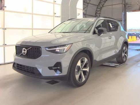 Used 2026 Volvo XC40 B5 Plus AWD/4WD image 3