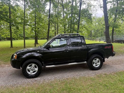 Used 2002 Nissan Frontier SE AWD/4WD image 2