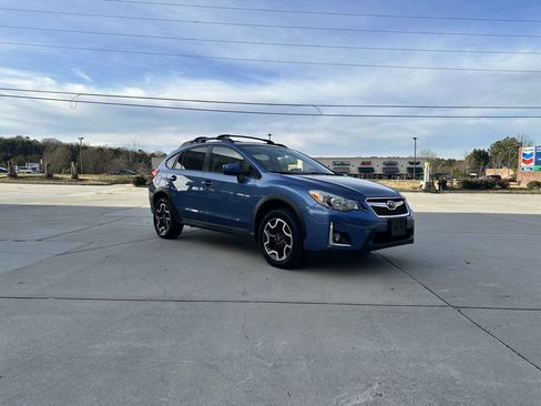 Used 2017 Subaru Crosstrek 2.0i Premium image 3